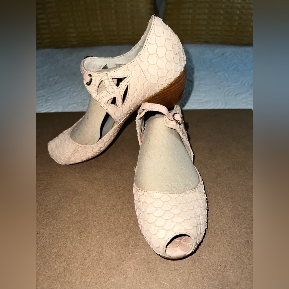 Chic Pale Pink Peep-Toe Heels ✨👡🛍️